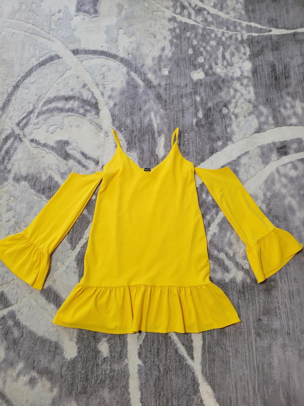 Cold-Shoulder Ruffle Hem Dress in Yellow Size 6